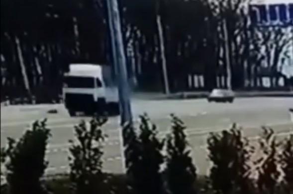Переходившую дорогу в неположенном месте женщину сбила фура в Черкесске. Видео